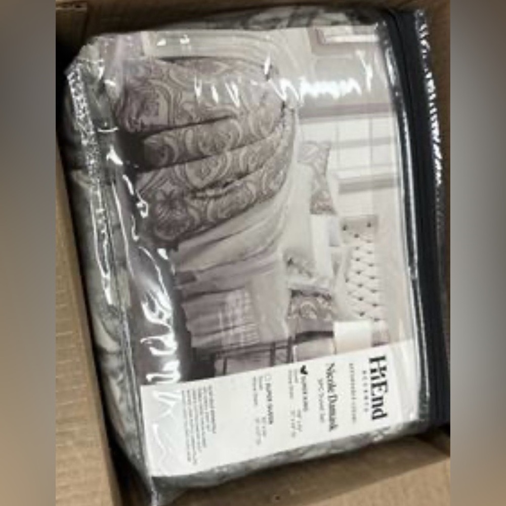 HiEnd Accents Nicole Damask Duvet Cover Set King - Picture 7 of 7